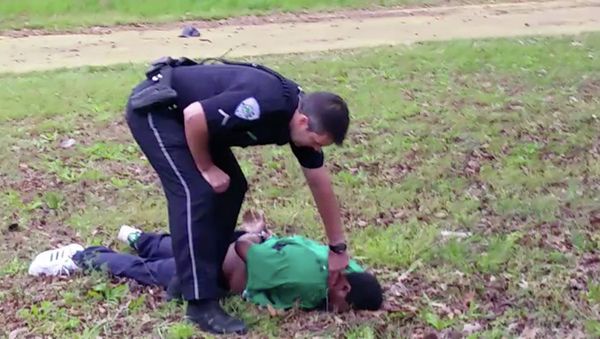City patrolman Michael Thomas Slager checks Scott's pulse in North Charleston, S.C - Sputnik International