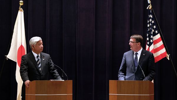 U.S. Defense Secretary Ash Carter, right, and Japan's Defense Minister Gen Nakatani speak during a press conference at the Defense Ministry in Tokyo - Sputnik International
