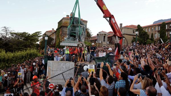 Cheering students surround the decades old bronze statue of British colonialist Cecil John Rhodes, as it is removed from the campus at the Cape Town University, Cape Town, South Africa, Thursday, April 9, 2015 - Sputnik International