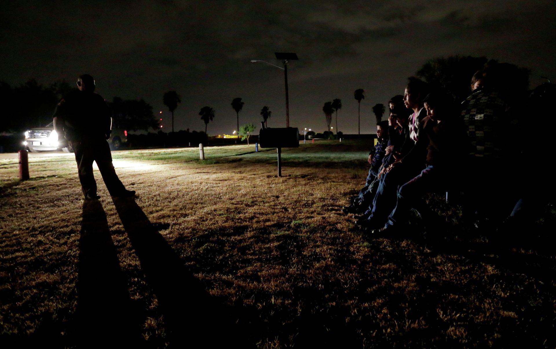 US Gov't Reportedly Plans to Release More Migrants Into Country Amid Exhaustion of Border Personnel - Sputnik International, 1920, 23.04.2021