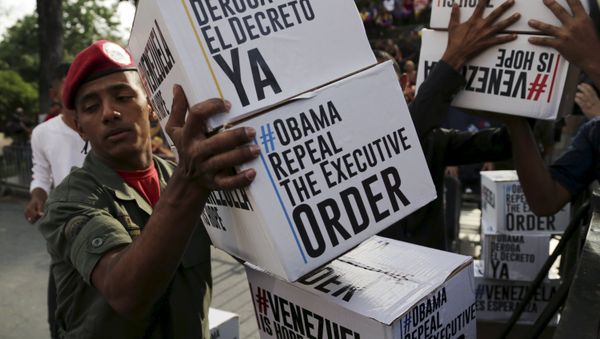 A Venezuela's soldier carries boxes containing signatures to ask U.S. President Barack Obama to lift sanctions against a group of Venezuelan army members before a rally at Miraflores Palace in Caracas - Sputnik International