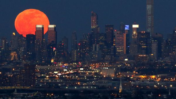 A full moon is seen as it rises over the New York City skyline seen from West Orange, N.J., Saturday, April 4, 2015. - Sputnik International