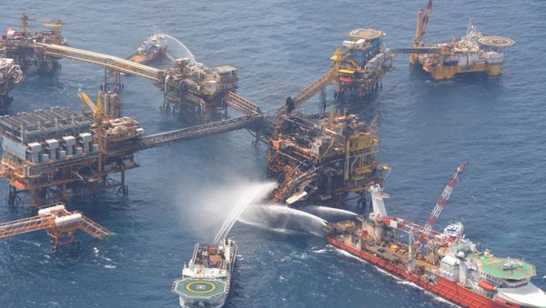 Ликвидация пожара на нефтяной бурильной платформе в Мексике Ликвидация пожара на нефтяной бурильной платформе в Мексике - Sputnik International