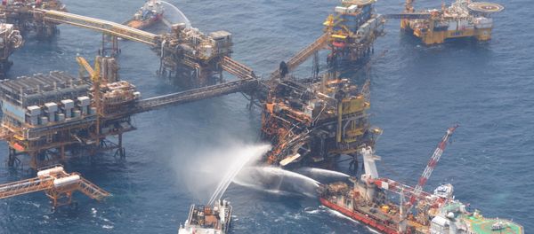 Ликвидация пожара на нефтяной бурильной платформе в Мексике Ликвидация пожара на нефтяной бурильной платформе в Мексике - Sputnik International
