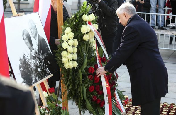 Jaroslaw Kaczynski, the twin brother of the late President Lech Kaczynski, attends a ceremony outside the Presidential Palace in Warsaw April 10, 2015 commemorating the crash of the Polish government plane in Smolensk, Russia which killed 96 people. - Sputnik International