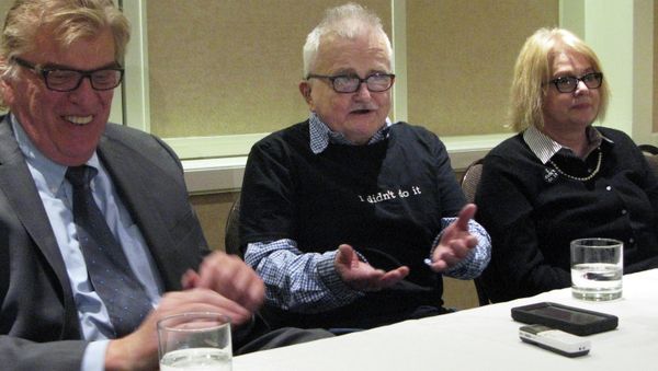 Richard Lapointe, center, who was freed on bond after 25 years in prison, speaks to members of the media between attorney Paul Casterleiro, left, and Kate Germond, right, co-director of Centurion Ministries, Friday, April 10, 2015, in Hartford, Conn. - Sputnik International