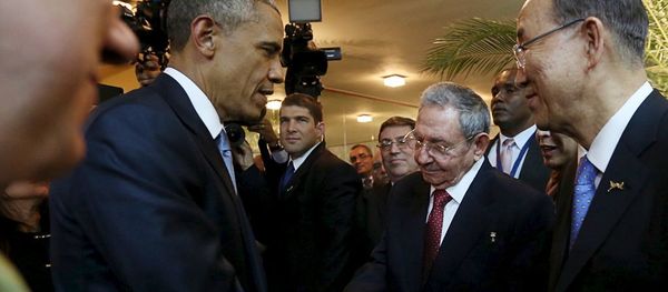 U.S. President Barack Obama (L) and his Cuban counterpart Raul Castro shake hands as U.N. Secretary General Ban Ki-moon (R) looks on, before the inauguration of the VII Summit of the Americas in Panama City April 10, 2015 - Sputnik International