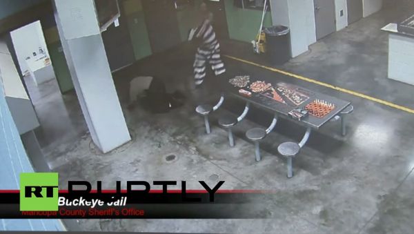USA: Watch inmate KNOCK OUT detention officer - Sputnik International