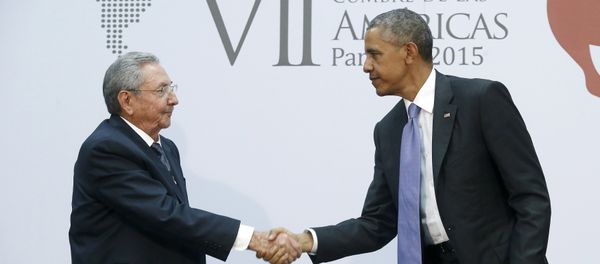 U.S. President Barack Obama shakes hands with Cuba's President Raul Castro as they hold a bilateral meeting during the Summit of the Americas in Panama City - Sputnik International