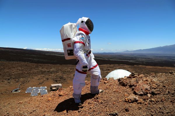 In this June 4 2013 photo provided by the University of Hawaii, research space scientist Oleg Abramov walks outside simulated Martian base at Mauna Loa, Hawaii In this June 4 2013 photo provided by the University of Hawaii, research space scientist Oleg Abramov walks outside simulated Martian base at Mauna Loa, Hawaii - Sputnik International