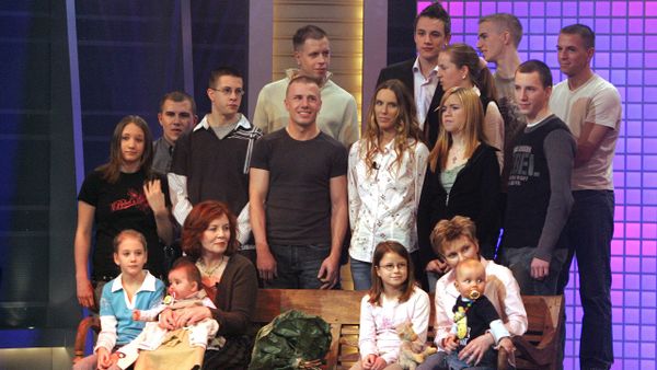 This photo taken on December 11, 2005 shows then 55-old Annegret Raunigk (1st row, 2ndL), posing with her youngest daugher Lelia (on her knees) and other children and grand-children in Cologne as guest in a German channel RTL show «2005! People, Photos, Emotions». File photo This photo taken on December 11, 2005 shows then 55-old Annegret Raunigk (1st row, 2ndL), posing with her youngest daugher Lelia (on her knees) and other children and grand-children in Cologne as guest in a German channel RTL show «2005! People, Photos, Emotions». File photo - Sputnik International