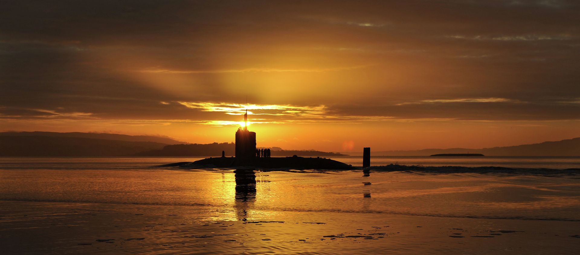In this image made available by the Ministry of Defence in London, 18 October 2010, the sun rises over the Royal Navy nuclear attack submarine HMS Triumph, as she comes into a naval base on the River Clyde in Scotland In this image made available by the Ministry of Defence in London, 18 October 2010, the sun rises over the Royal Navy nuclear attack submarine HMS Triumph, as she comes into a naval base on the River Clyde in Scotland - Sputnik International, 1920, 13.03.2021