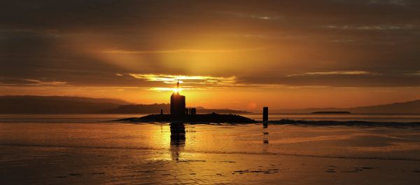 In this image made available by the Ministry of Defence in London, Monday Oct. 18, 2010, the sun rises over the Royal Navy nuclear attack submarine HMS Triumph, as she comes into a naval base on the River Clyde in Scotland, early Sunday Oct. 17, 2010 In this image made available by the Ministry of Defence in London, Monday Oct. 18, 2010, the sun rises over the Royal Navy nuclear attack submarine HMS Triumph, as she comes into a naval base on the River Clyde in Scotland, early Sunday Oct. 17, 2010 - Sputnik International