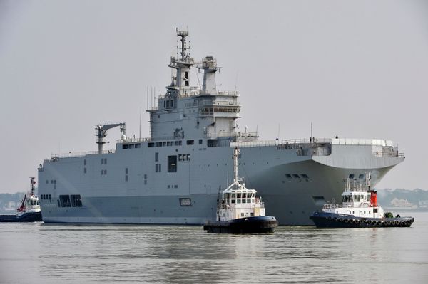 The Sevastopol mistral warship is on its way for its first sea trials, on March 16, 2015 off Saint-Nazaire - Sputnik International