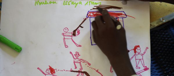 Young Nigerian refugees draw on April 6, 2015 during a therapy program managed by UNICEF in a refugee camp near Baga Sola - Sputnik International