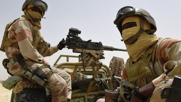 Nigerien army forces sit in the back of an armed pickup truck - Sputnik International