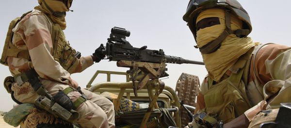 Nigerien army forces sit in the back of an armed pickup truck Nigerien army forces sit in the back of an armed pickup truck - Sputnik International
