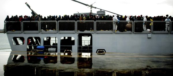 Migrants wait to disembark from a ship on February 17, 2015 in the port of Porto Empedocle, south Sicily, following a rescue operation of migrants as part of the International Frontex plan - Sputnik International