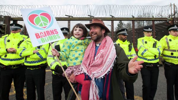 Protesters calling for an end to the Trident nuclear programme blockade the road in front of HM Naval Base Clyde in Faslane, Scotland, northeast of Glasgow, on April 13, 2015 the UK base for Trident Protesters calling for an end to the Trident nuclear programme blockade the road in front of HM Naval Base Clyde in Faslane, Scotland, northeast of Glasgow, on April 13, 2015 the UK base for Trident - Sputnik International