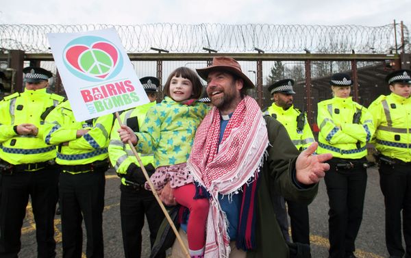 Protesters calling for an end to the Trident nuclear programme blockade the road in front of HM Naval Base Clyde in Faslane, Scotland, northeast of Glasgow, on April 13, 2015 the UK base for Trident Protesters calling for an end to the Trident nuclear programme blockade the road in front of HM Naval Base Clyde in Faslane, Scotland, northeast of Glasgow, on April 13, 2015 the UK base for Trident - Sputnik International