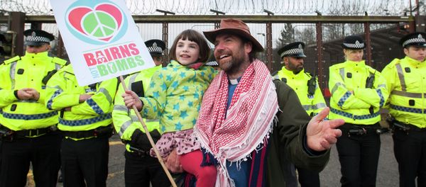Protesters calling for an end to the Trident nuclear programme blockade the road in front of HM Naval Base Clyde in Faslane, Scotland, northeast of Glasgow, on April 13, 2015 the UK base for Trident Protesters calling for an end to the Trident nuclear programme blockade the road in front of HM Naval Base Clyde in Faslane, Scotland, northeast of Glasgow, on April 13, 2015 the UK base for Trident - Sputnik International