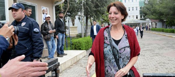 Dutch journalist Frederike Geerdink leaves the Diyarbakir courthouse on April 13, 2015 in the southeastern city of Diyarbakir. - Sputnik International