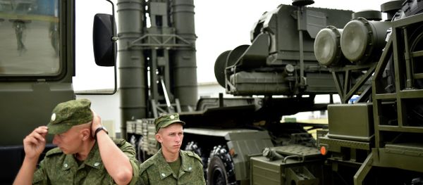 Russia's soldiers stand guard near Russia's air defence system S-400 - Sputnik International