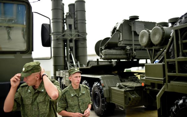 Russia's soldiers stand guard near Russia's air defence system S-400 Russia's soldiers stand guard near Russia's air defence system S-400 - Sputnik International