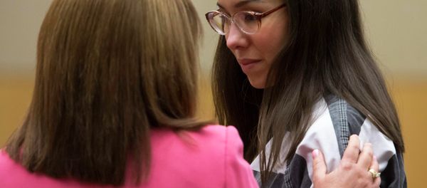 Jodi Arias (R) speaks to her attorney Jennifer Willmott (L) during Arias' sentencing hearing in Maricopa County Superior Courtroom in Phoenix, Arizona April 13, 2015 - Sputnik International
