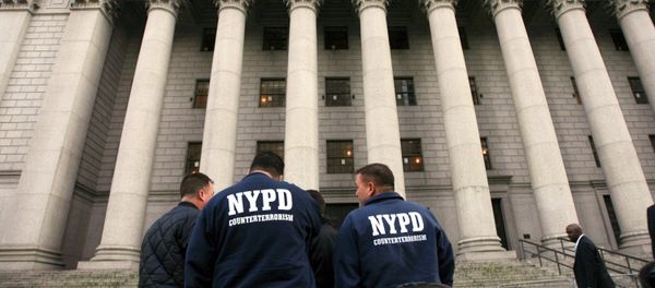 Members of the NYPD Counterterrorism unit talking outside the old federal courthouse in Manhattan. - Sputnik International