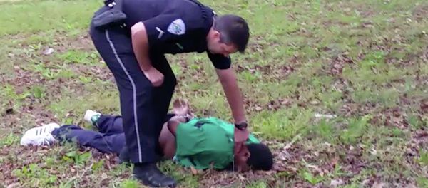 Michael Thomas Slager checks Scott's pulse in North Charleston, S.C. Slager was charged with murder on Tuesday, April 7, hours after law enforcement officials viewed the dramatic video that appears to show him shooting a fleeing Scott several times in the back - Sputnik International