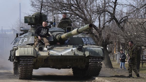 Members of the Ukrainian armed forces drive a tank in the settlement of Luhanske, Donetsk region, March 27, 2015 - Sputnik International