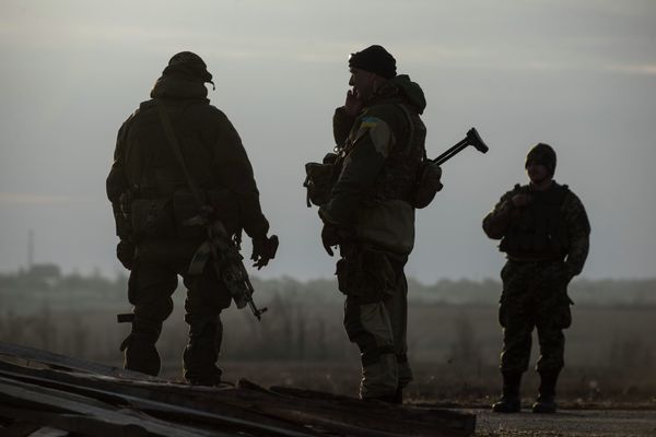 Ukrainian servicemen guard their position in the village of Shirokino near Mariupol, eastern Ukraine, Wednesday, Feb. 25, 2015 Ukrainian servicemen guard their position in the village of Shirokino near Mariupol, eastern Ukraine, Wednesday, Feb. 25, 2015 - Sputnik International