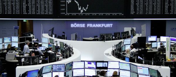 Traders are pictured at their desks in front of the DAX board at the Frankfurt stock exchange April 14, 2015 - Sputnik International