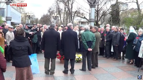 About a hundred people gathered in central Kiev on Tuesday, among them Ukrainian veterans of the Soviet Army, to protest the Ukrainian parliament's decision to recognize the wartime Nazi collaborationist Ukrainian Insurgent Army as freedom fighters, and to defend a local war monument, LifeNews has reported. About a hundred people gathered in central Kiev on Tuesday, among them Ukrainian veterans of the Soviet Army, to protest the Ukrainian parliament's decision to recognize the wartime Nazi collaborationist Ukrainian Insurgent Army as freedom fighters, and to defend a local war monument, LifeNews has reported. - Sputnik International