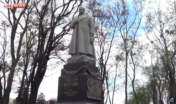 Protesters gathered at the monument to General Nikolai Vatutin, considered by both Soviet and Western military historians as one of the greatest commanders of the Second World War. Protesters gathered at the monument to General Nikolai Vatutin, considered by both Soviet and Western military historians as one of the greatest commanders of the Second World War. - Sputnik International