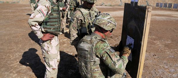 A U.S. soldier, right, helps Iraqi security forces improve shooting skills. - Sputnik International