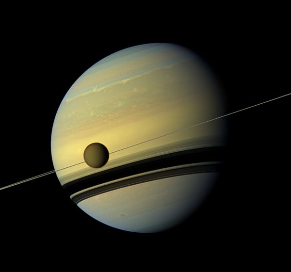  Saturn's largest moon Titan passing in front of the giant planet in an image made by NASA's Cassini spacecraft - Sputnik International