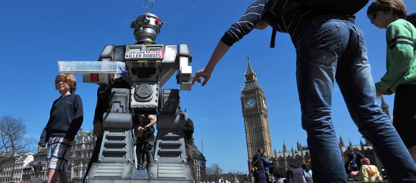 People look a mock killer robot in central London - Sputnik International