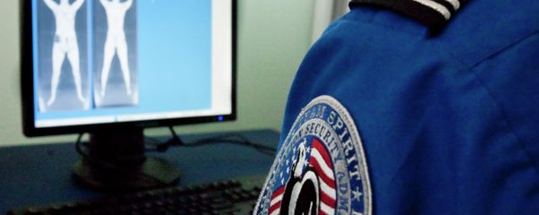 A TSA officer looks at a simulated image from a new backscatter X-ray machine - Sputnik International