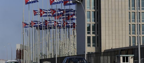 Cuban flags, raised to celebrate the 53rd anniversary of the Young Communist League (UJC) and the 54th anniversary of the Jose Marti Pioneers Organization (OPJM), fly beside the United States Interests Section in Havana (USINT), in Havana April 5, 2015 Cuban flags, raised to celebrate the 53rd anniversary of the Young Communist League (UJC) and the 54th anniversary of the Jose Marti Pioneers Organization (OPJM), fly beside the United States Interests Section in Havana (USINT), in Havana April 5, 2015 - Sputnik International