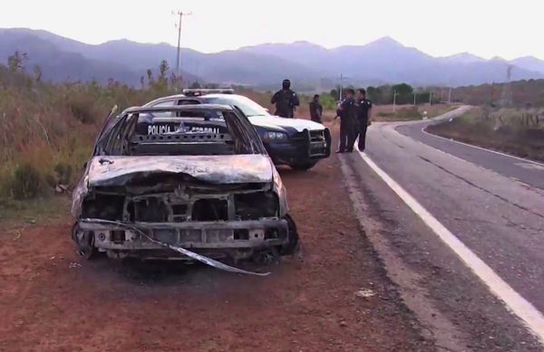 Grab taken from a video of policemen inspecting a burnt police vehicle on April 7, 2015 on a Jalisco state road, Mexico, where at least 15 police officers were killed, overnight, in an ambush carried out by a gang called Jalisco New Generation Drug Cartel. Grab taken from a video of policemen inspecting a burnt police vehicle on April 7, 2015 on a Jalisco state road, Mexico, where at least 15 police officers were killed, overnight, in an ambush carried out by a gang called Jalisco New Generation Drug Cartel. - Sputnik International