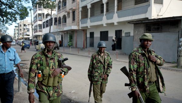 Kenyan police officers patrol in the Majengo area of Mombasa - Sputnik International