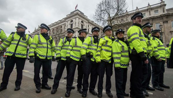 A police cordon sperates counter-protesters from a rally by the British off-shoot of the Germany-based PEGIDA movement - Sputnik International