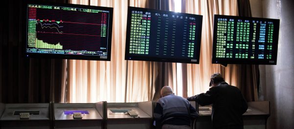 Chinese investors look at prices of shares and the Shanghai Composite Index at a stock brokerage house in Shanghai on April 15, 2015 Chinese investors look at prices of shares and the Shanghai Composite Index at a stock brokerage house in Shanghai on April 15, 2015 - Sputnik International