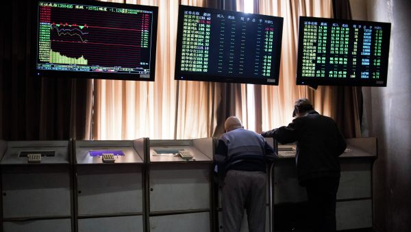 Chinese investors look at prices of shares and the Shanghai Composite Index at a stock brokerage house in Shanghai on April 15, 2015 Chinese investors look at prices of shares and the Shanghai Composite Index at a stock brokerage house in Shanghai on April 15, 2015 - Sputnik International