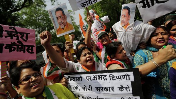 Activists of India’s opposition Congress party’s women’s wing shout slogans against the ruling Bharatiya Janata Party (BJP) during a protest outside the BJP headquarters in New Delhi, India, Thursday, April 2, 2015 - Sputnik International