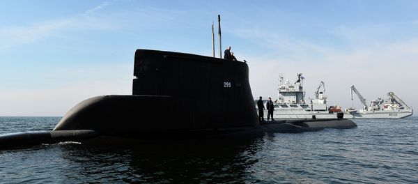 Submarine ORP Sep and Swedish vessel HSWMS Belos take part in the NATO exercises ‘Dynamic Monarch 2014’, near Gdynia on 22 May 2014 - Sputnik International