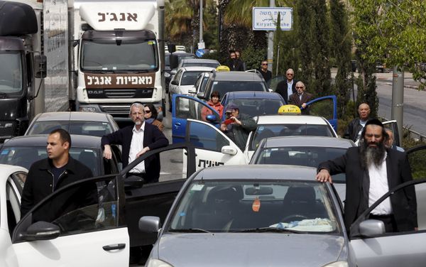 Motorists stand still beside vehicles as a two-minute siren marking Holocaust Remembrance Day is sounded in Jerusalem Motorists stand still beside vehicles as a two-minute siren marking Holocaust Remembrance Day is sounded in Jerusalem - Sputnik International