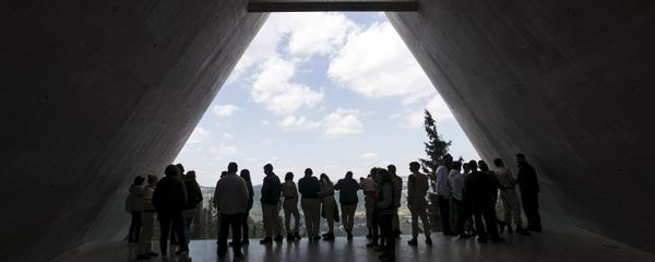 Visitors stand in Yad Vashem's Holocaust History Museum in Jerusalem - Sputnik International